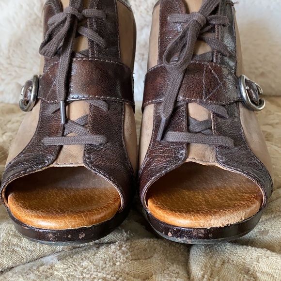 Women’s Naya heels size 9.5 with buckle and tie - Picture 8 of 13